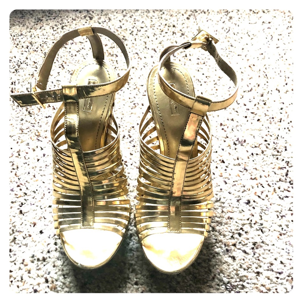 Report Signature platform sandals